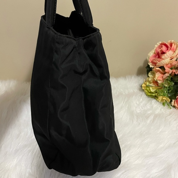 “SOLD”100% Authentic PRADA tote bag🖤🖤🖤 - Picture 4 of 15